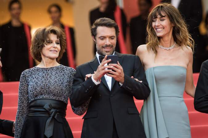 Nicolas Bedos semblait émerveillé sur le tapis rouge de Cannes, ici aux côtés de Fanny Ardant et Doria Tillier