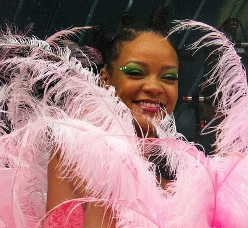 Rihanna radieuse dans son costume "bouquet de plumes"