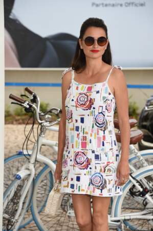 Penelope Cruz, en mode sexy vintage, lors du 72e festival de Cannes, le 17 mai 2019.