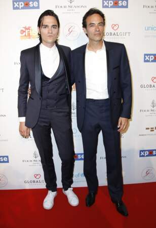 Anthony Delon avec son frère Alain-Fabien Delon, tous les deux très élégants en costume et chemise blanche