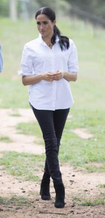 Un jean slim noir et une chemise... Un style décontracté pour Meghan Markle qui visitait une ferme le 17 octobre