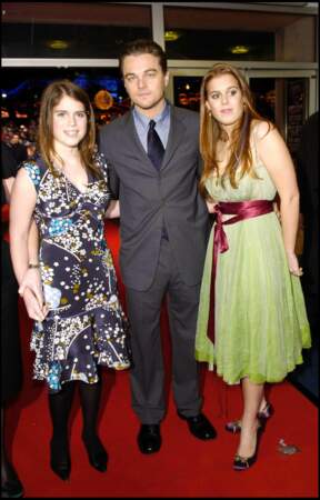 Leonardo DiCaprio avec Beatrice et Eugenie d'York à la première du film "Aviator" à Londres en 2004