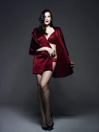 Total look en soie rouge pour Liv Tyler