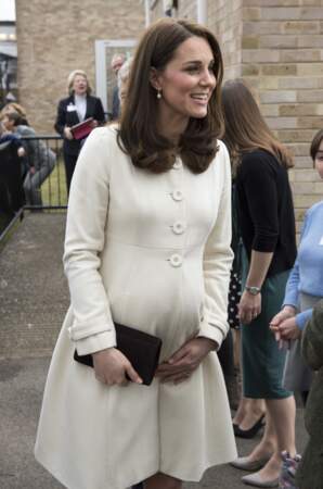 Kate Middleton en manteau blanc de la marque JoJo Maman Bébé, visite une école à Oxford, le 6 mars 2018