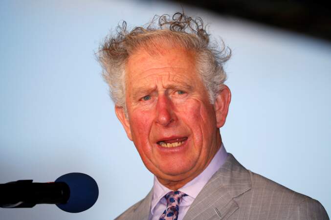 Le vent et l'humidité ont eu raison de la coupe de cheveux du prince Charles lors de son discours à Sainte-Lucie