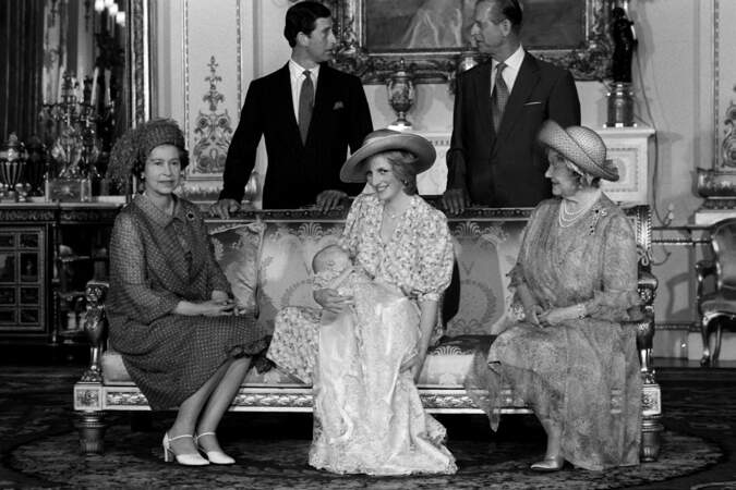 La famille royale d'Angleterre réunie autour du prince William à l'occasion de son baptême, le 4 août 1982