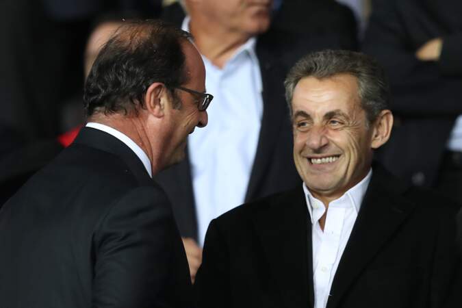 François Hollande glisse un bon mot à l'oreille de Nicolas Sarkozy