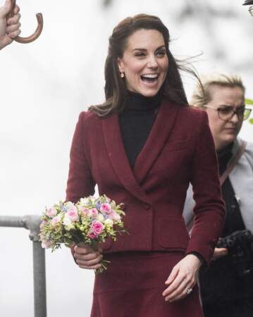 Kate Middleton, radieuse en tailleur bordeaux Paule Ka, lors d'un déplacement au Pays de Galles en février 2017