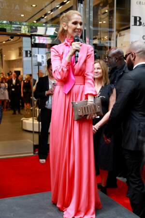 Céline Dion en robe rose Lanvin présente sa collection de sac à Montréal