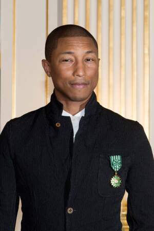 Pharrell Williams et sa médaille. 