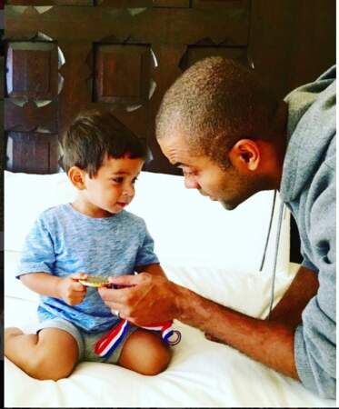 Juin 2016,  Tony montre à son fils Josh sa médaille  de champion de France de basket