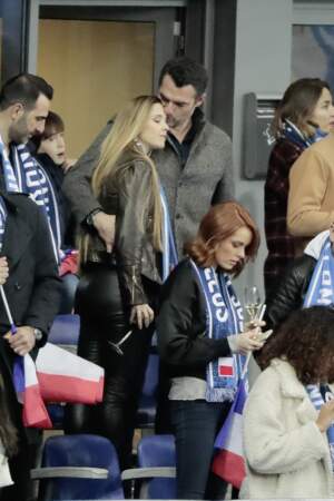 Arnaud Ducret embrasse sa compagne Claire Francisci lors du match France-Islande au Stade de France.