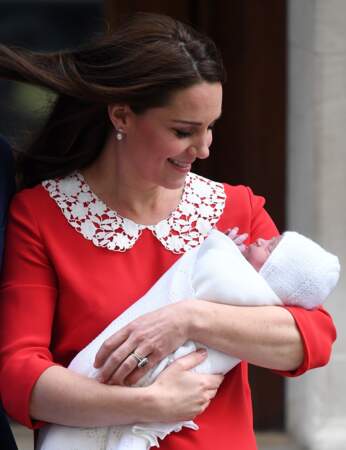 Louis de Cambridge dans les bras de Kate Middleton, devant l'hôpital St Marys après sa naissance, le 23 avril 2018 