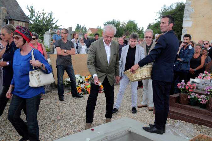 Ariane, Dorothée et Jacky aux obsèques de François Corbier au cimetière de Serez, le 5 juillet 2018.