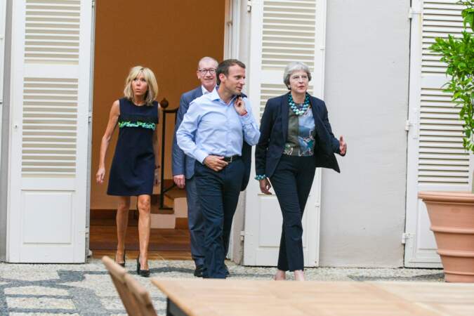 Emmanuel Macron et Brigitte Macron se préparent à aller dîner avec leurs invités. 