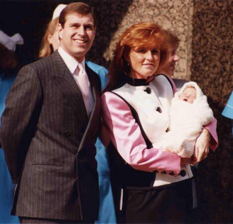 Le prince Andrew et Sarah Ferguson devant le Portland Hospital de Londres à la naissance d'Eugenie en 1990