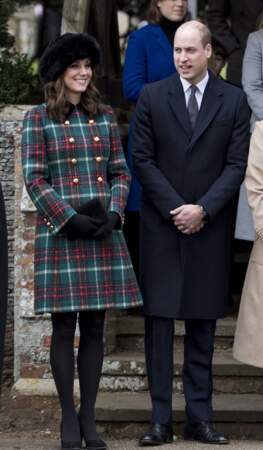 25 décembre 2017 : Kate Middleton en manteau tartan et chapka noire pour Noël