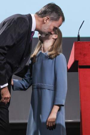 Le roi Felipe embrassant sa fille Leonor après son discours, alors qu'elle fêtait ses 13 ans