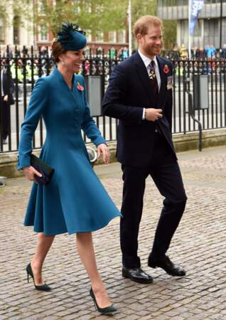 Kate Middleton tout sourire avec le prince Harry pour le service commémoratif de l'ANZAC Day le 25 avril