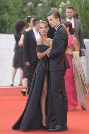 Avec sa robe très échancrée, Jessica Goicoechea a fait sensation sur le tapis rouge de la Mostra de Venise