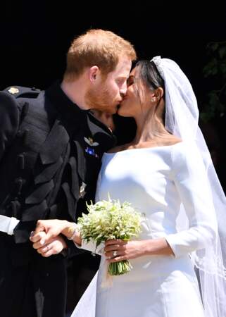 Le baiser qui scella l'union entre Meghan et Harry, devant la chapelle St. George à Windsor, le 19 mai 2018
