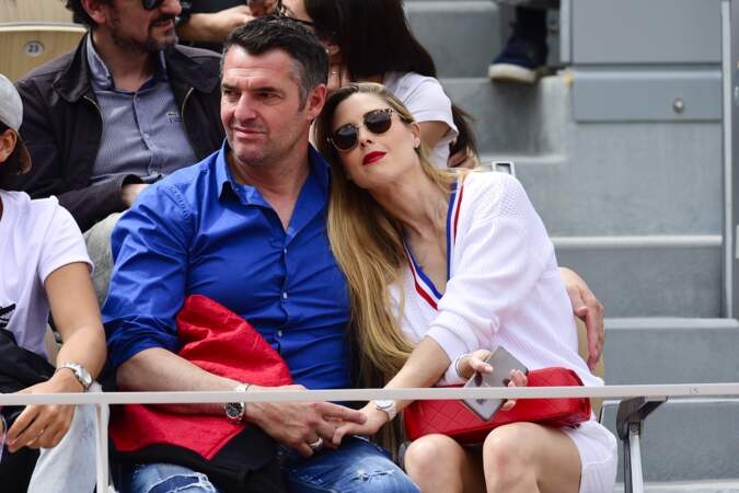 Arnaud Ducret et sa compagne Claire Francisci dans les tribunes des internationaux de France de tennis de Roland Ga