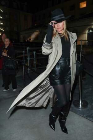 Kate Moss arrive au photocall du défilé Saint Laurent à Paris