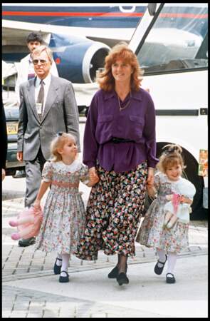La duchesse d'York Sarah Ferguson et ses filles Beatrice et Eugenie à l'aéroport en 1993