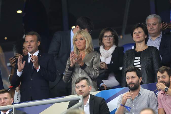 Le gilet de Brigitte Macron, porté en pull, est légèrement relevé aux manches pour laisser voir sa montre double. 