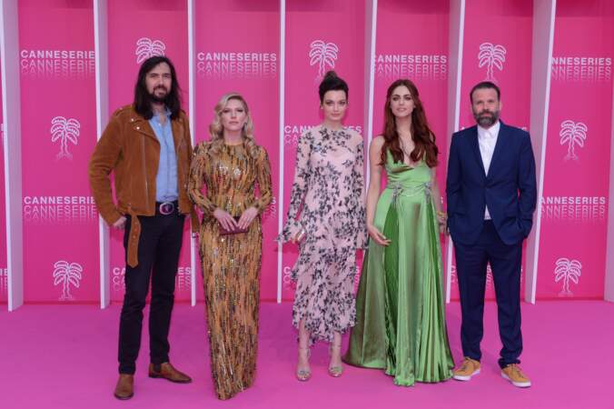 Le jury du festival Canneseries sur le pink carpet