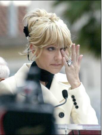 Frange longue et chignon flou, Céline Dion choisit un look rétro pour recevoir son étoile à Hollywood en 2004
