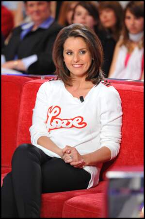 Faustine Bollaert  assure avec un pull "Love" et un pantalon noir à paris le 28 avril 2010