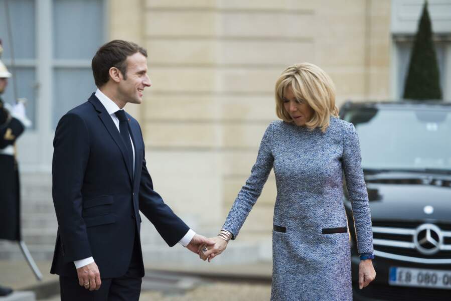 Emmanuel Macron et Brigitte Macron toujours main dans la main