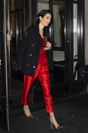Amal Clooney a assorti sa combinaison rouge flamboyante d'une paire d'escarpins dorés Gianvito Rossi