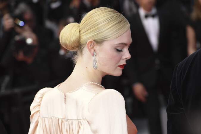 Elle Fanning et son chignon bun bas, un look ultra glamour à Cannes le 14 mai 2019