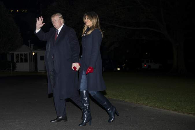 Melania Trump first lady moderne avec le jean rentré dans ses bottes chic Stella McCartney
