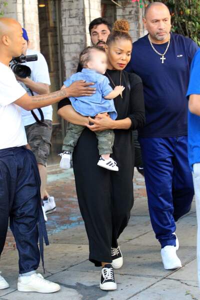 Eissa Al Mana, le fils de Janet Jackson, est déjà très stylé dans sa petite chemise en ses baskets blanches !