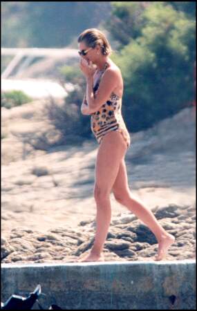 Comme Lady Diana à Saint-Tropez, on mise sur le maillot une pièce pour être chic sur le sable.