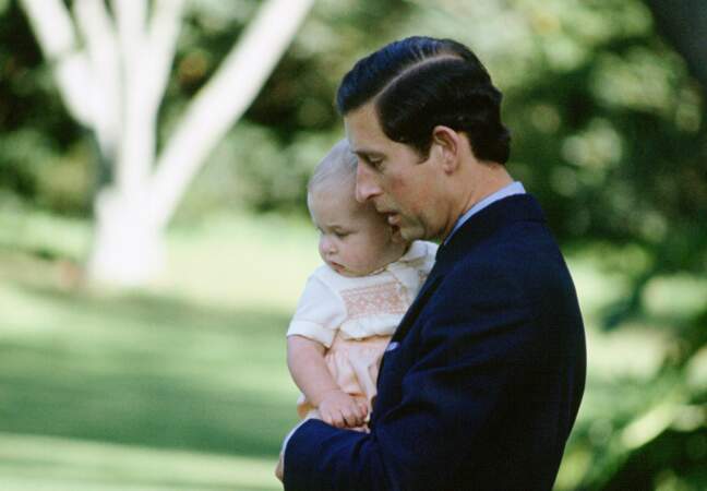 Le prince William dans les bras du Prince Charles... on voit de qui tient Baby George!