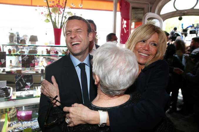 Emmanuel Macron, candidat à la présidentielle, à la rencontre des habitants et des commerçants, le 12 avril 2017.