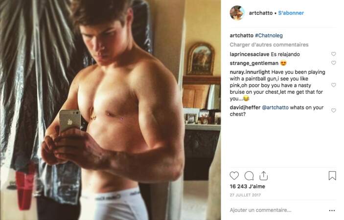 Arthur Chatto pose pour un selfie tout en muscles 