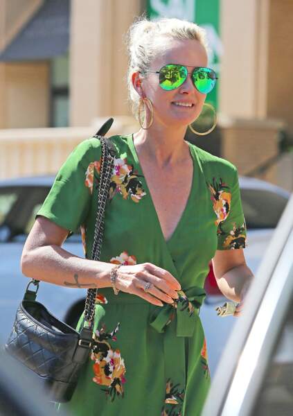 Laeticia Hallyday, en robe verte à imprimé fleuri, fait du shopping à Los Angeles le 1er juin 2018