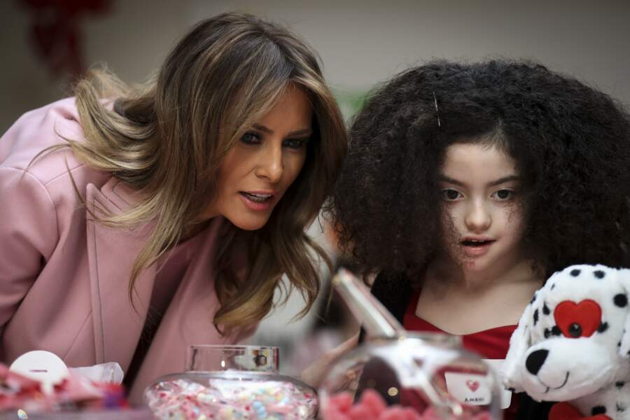 Melania Trump en rose bonbon pour rendre visite aux enfants malades pour la Saint Valentin le 14 février 2019