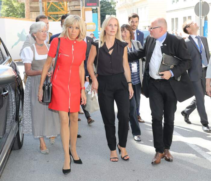 Brigitte, très chic en robe zippée et Emmanuel Macron à Salzburg