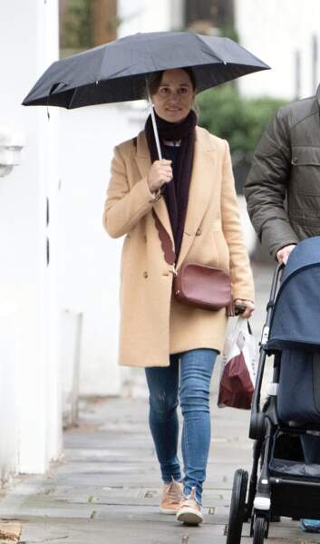Pippa Middleton en manteau Zara dans les rues de Londres le 1er décembre 2018