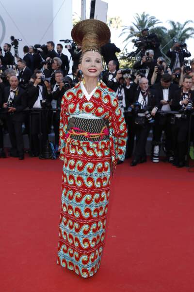 "Je porte un kimono japonais fait dans les règles de l'art à Kyotomais avec des tissus africains", a-t-elle déclaré