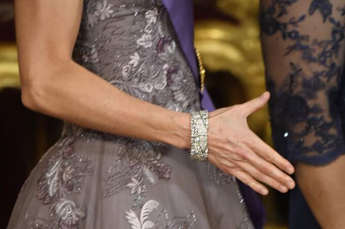 Letizia portait également un superbe bracelet de la maison Cartier ayant appartenu à reine Victoria Eugenia