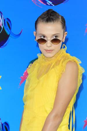 Millie Bobby Brown  :robe jaune lunettes fumées et coiffure tressée, elle détonne aux Teen Choice Awards 2017 