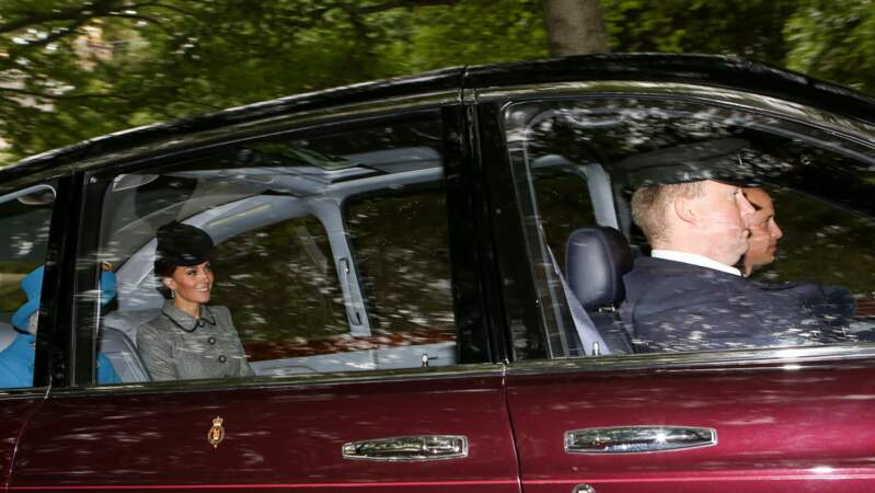 Kate Middleton ultra chic avec un chignon et le visage très bronzé pour retrouver la reine