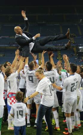 Zinedine Zidane porté par ses joueurs - ABACA